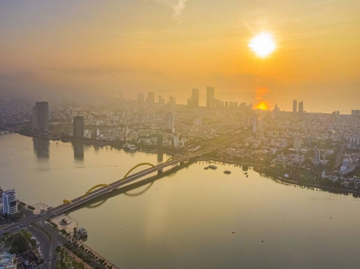 Một góc Đà Nẵng nhìn từ cầu Rồng.