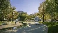 Công viên trung tâm với hồ nước uốn lượn, đài phun nước và tượng cá voi, oasis xanh mát giữa lòng đô thị Công viên trung tâm với hồ nước uốn lượn, đài phun nước và tượng cá voi, oasis xanh mát giữa lòng đô thị